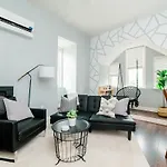 Modern Chic Suite - Amazing Location - Groupstay