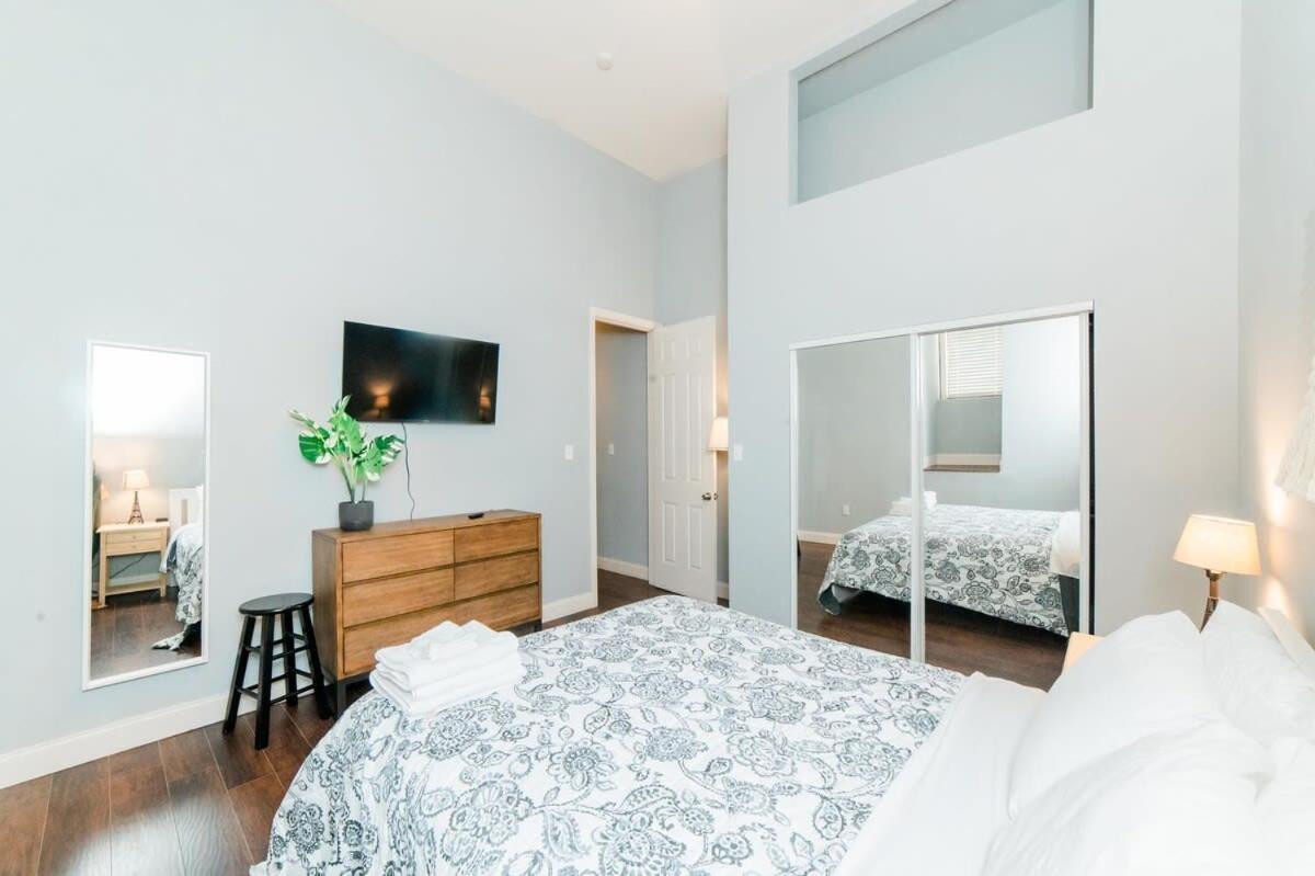 Modern Chic - Amazing Location - Groupstay Apartment *