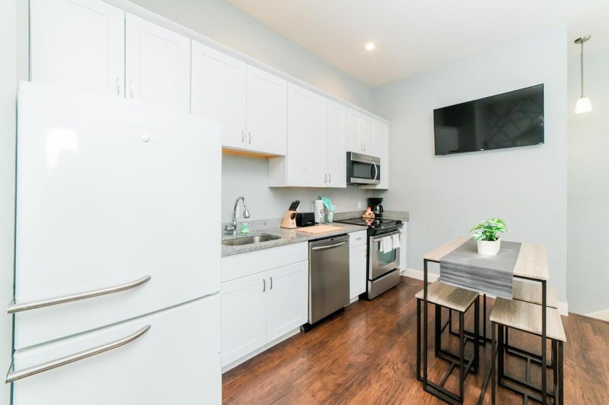 Modern Chic - Amazing Location - Groupstay Apartment